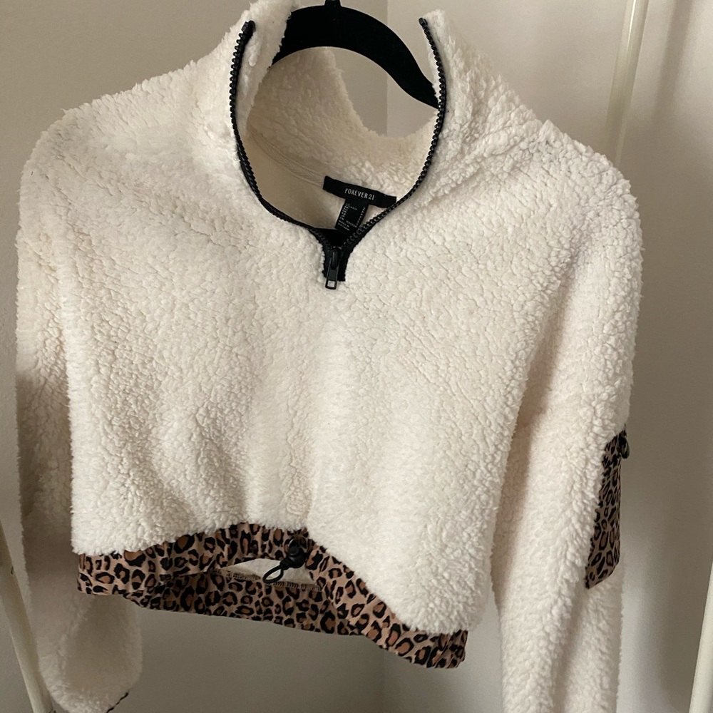 Cropped sherpa with leopard print!
